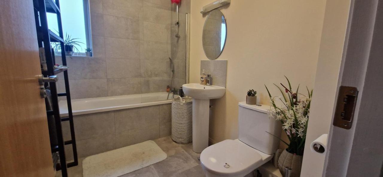 Miller'S Guest Room With Shared Bathroom Swords Zewnętrze zdjęcie