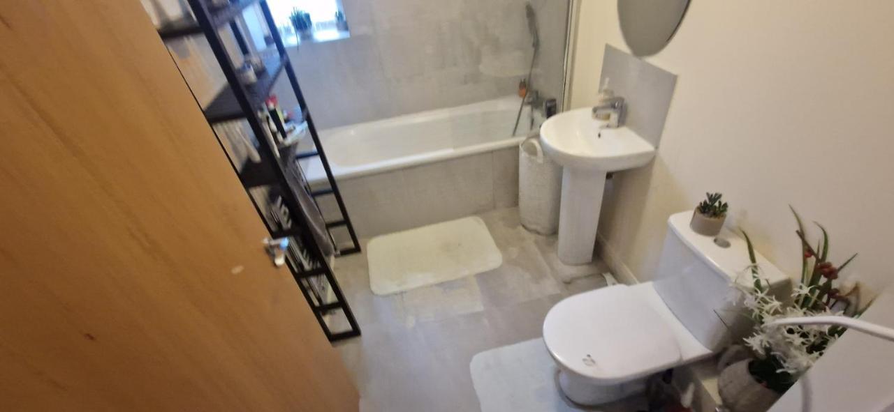 Miller'S Guest Room With Shared Bathroom Swords Zewnętrze zdjęcie